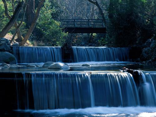 ступенчатый каскадный водопад деревянный мост