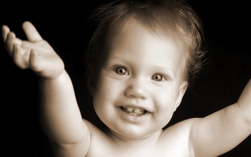 веселый ребенок зубы руки вверх