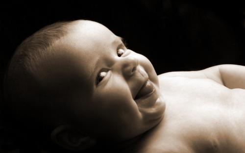 грудной ребенок малыш хитро улыбается