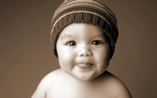 ребенок в вязаной шапочке улыбается