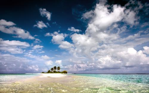 необитаемый остров в океане с пальмами