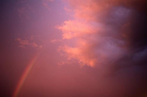 закат и радуга на облаке