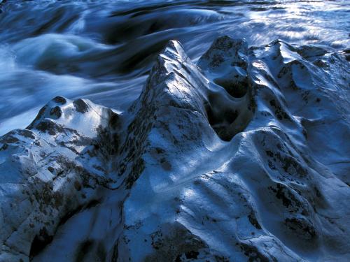 полированные водой камни в горном ручье