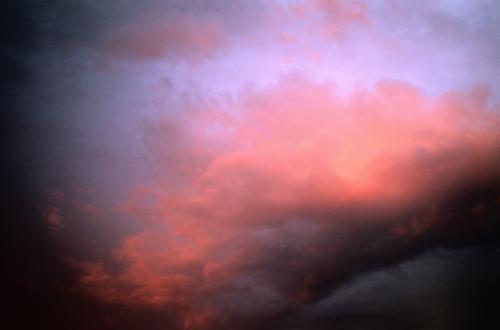 красное облако на закате