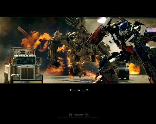 картинка из Transformers, превращение машин в боевых роботов