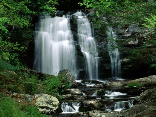 невысокий водопад в парке Теннеси