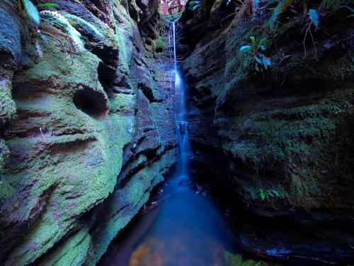 синяя подсветка водопада в ущелье