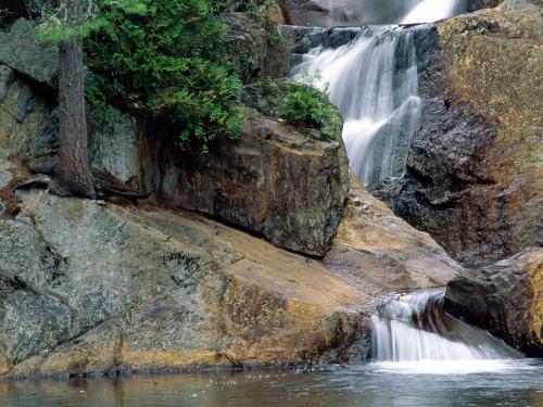 водопад Peaceful в Colorado гранитные камни